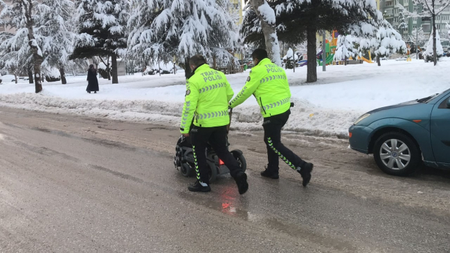 Engelli vatandaşın yardımına trafik polisleri koştu